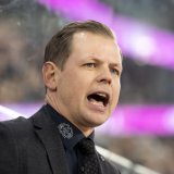 Le HC Bienne a prolongé le contrat de son entraîneur Martin Finlander jusqu'à la fin de la saison 2026/27. (Archives) KEYSTONE/ANTHONY ANEX